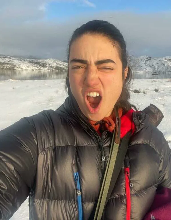 Tamara Klink de casaco de neve, gritando diante de um fiorde congelado