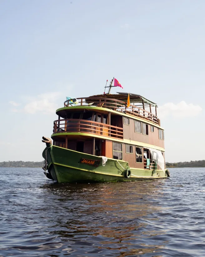 O barco verde navegando em água aberta