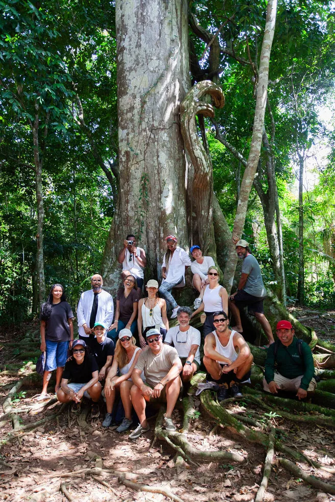 O grupo posando ao pé de uma sumaúma enorme dentro da mata