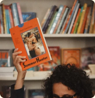 Pessoa segurando um exemplar da revista dentro de uma livraria