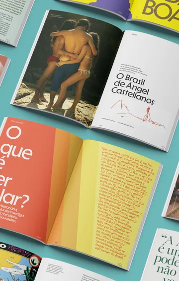 Várias edições da revista abertas lado a lado sobre um fundo azul