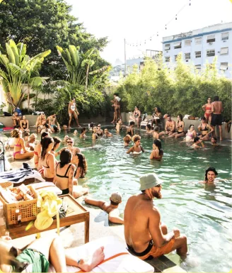 Festa em uma piscina cercada de vegetação