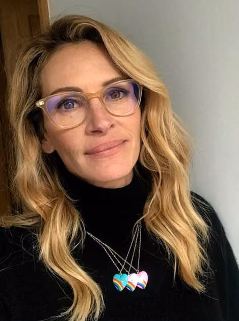 Júlia Roberts usando óculos