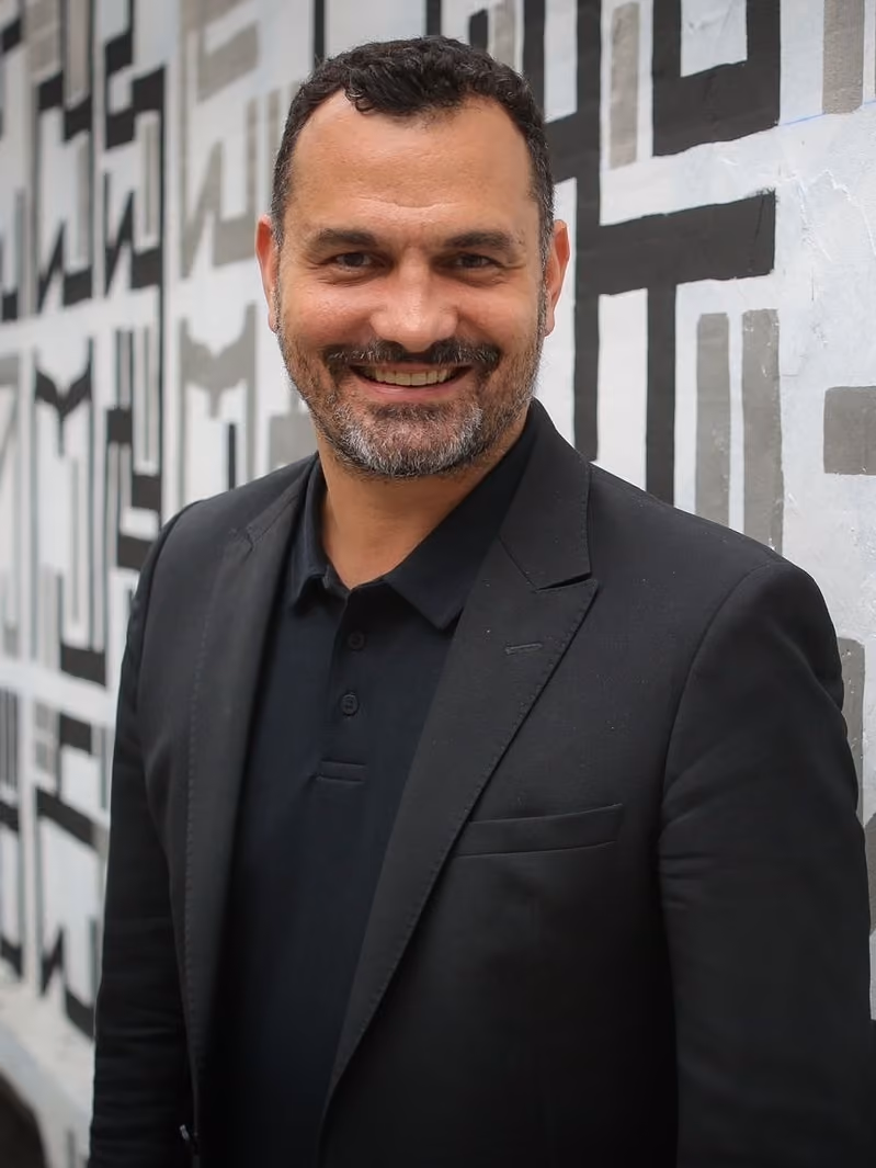 A urgência da vida offline: Alê Youssef