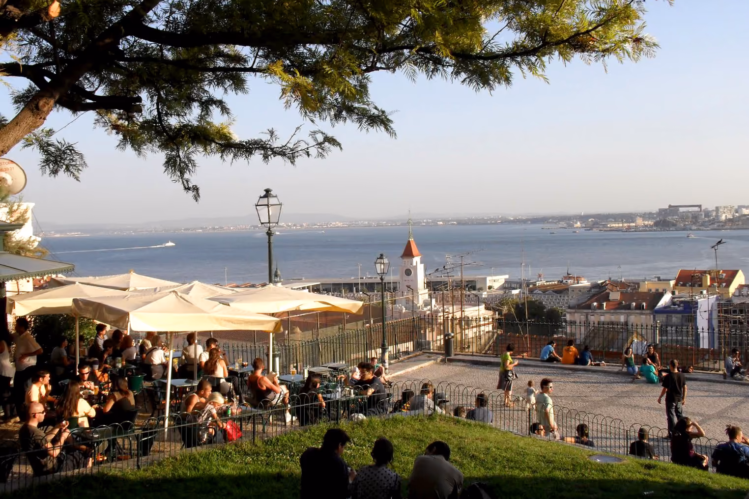 lisboa-verao-miradouro-santa-catarina