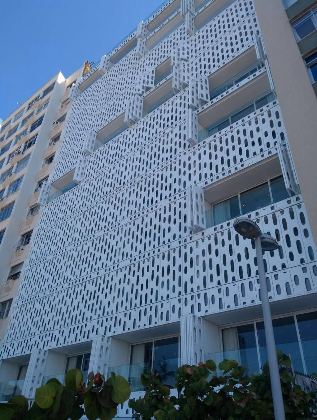 Hotel Emiliano - A incrível história do cobogó