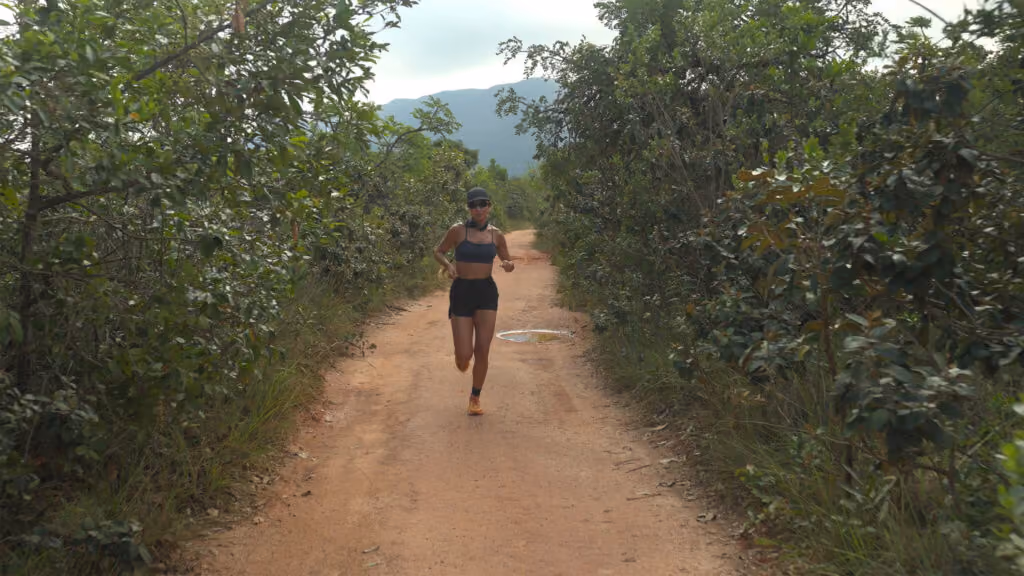 Correr, respirar, recolher: a trilha sensível de Liza Simões