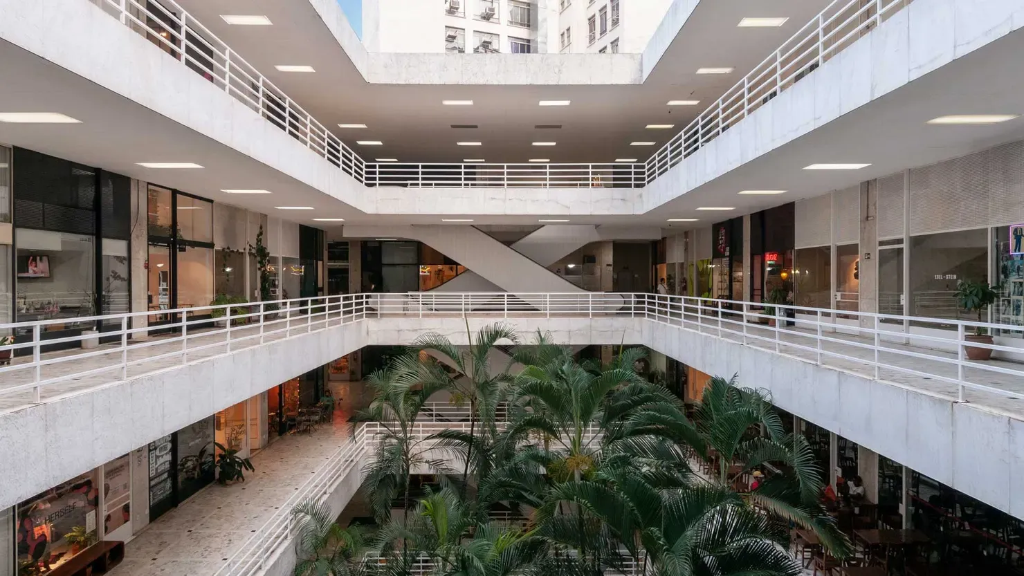 Galeria Metrópole: um ícone modernista no Centro de São Paulo, com diversas portinhas pra descobrir
