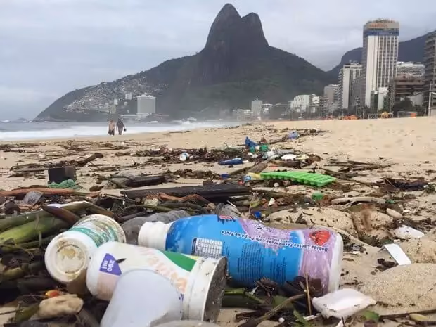 praia do rio de janeiro muito poluída