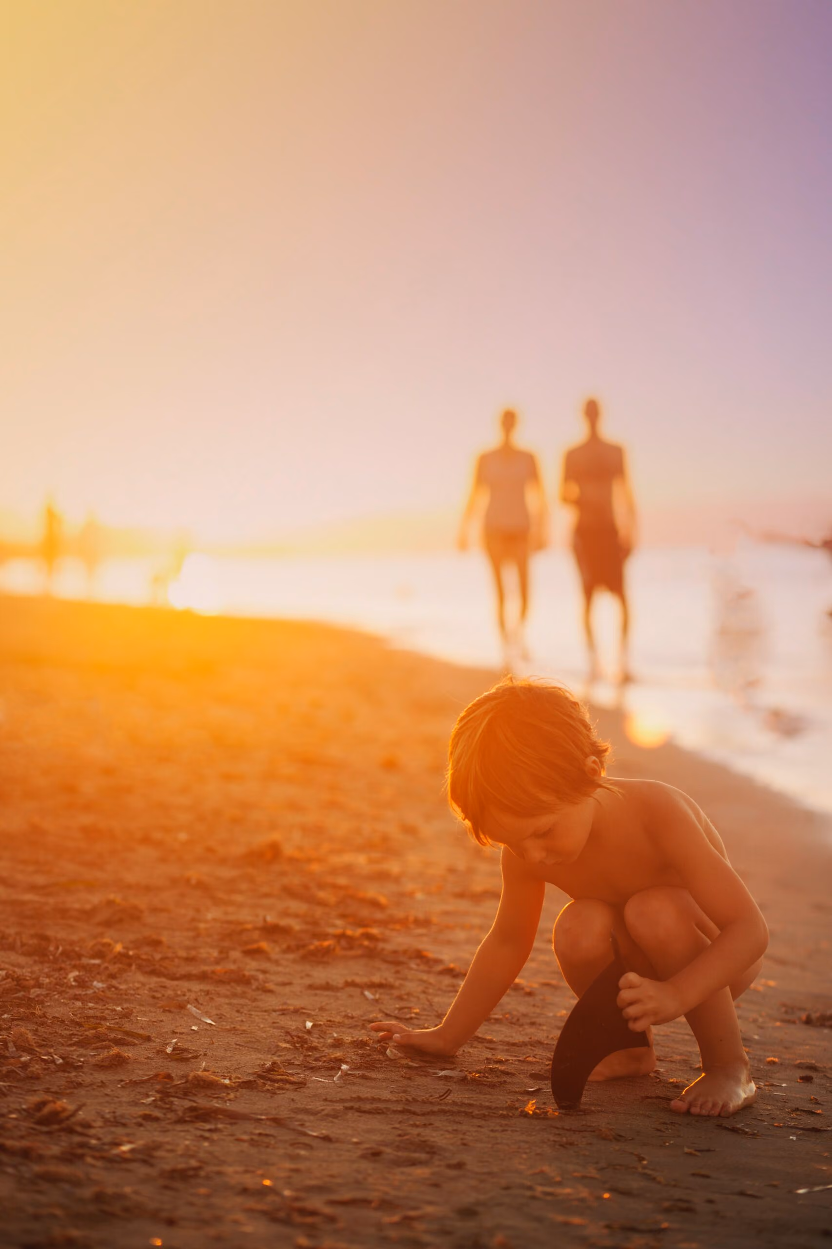 areia de praia poluída com criança brincando