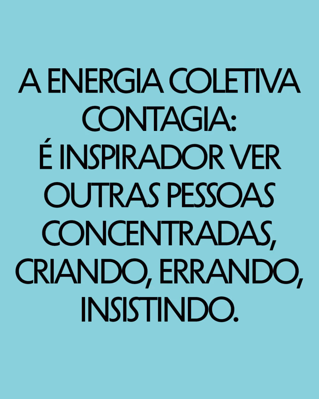 A energia coletiva contagia: é inspirador ver outras pessoas concentradas, criando, errando, insistindo.