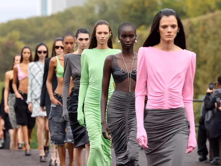 Modelos em desfile da Givenchy mostra volta total da magreza aos desfiles