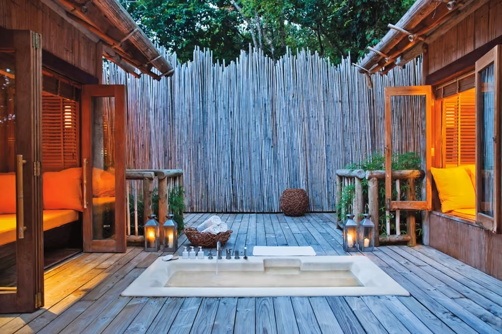 outdoor-bathroom-at-bayview-pool-villa-suite-soneva-kiri-thailand-conde-nast-traveller-26jan15-pr_1440x960