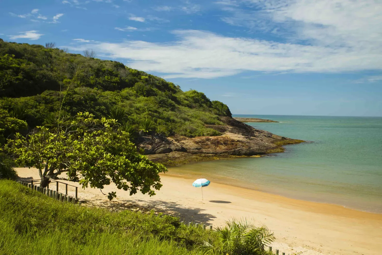 Guarapari: praias sossegadas e refúgios pra explorar o litoral capixaba
