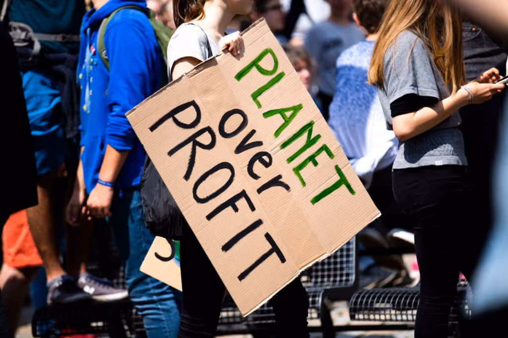 "Planeta acima do lucro", diz cartaz